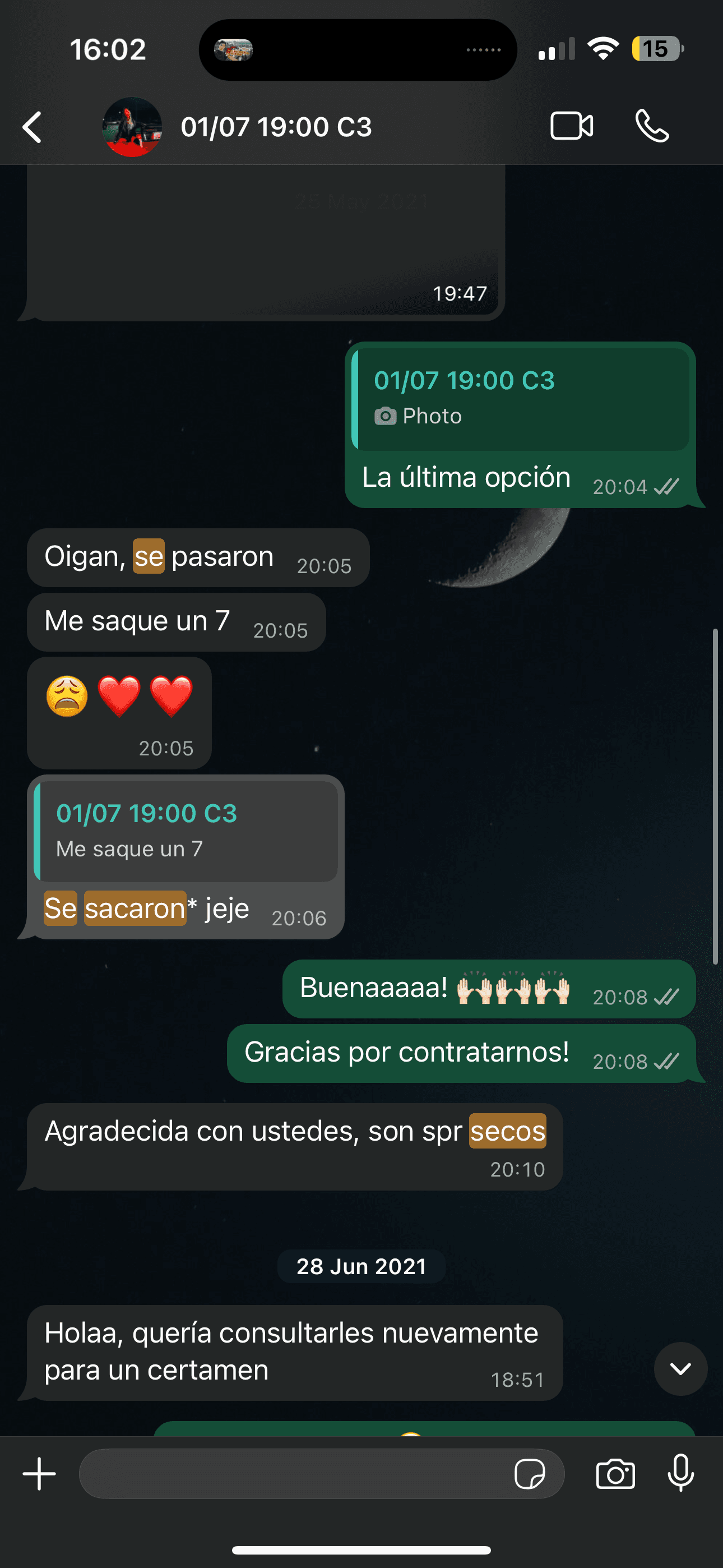Conversación de WhatsApp donde una clienta cuenta que se sacó un 7 y queda agradecida